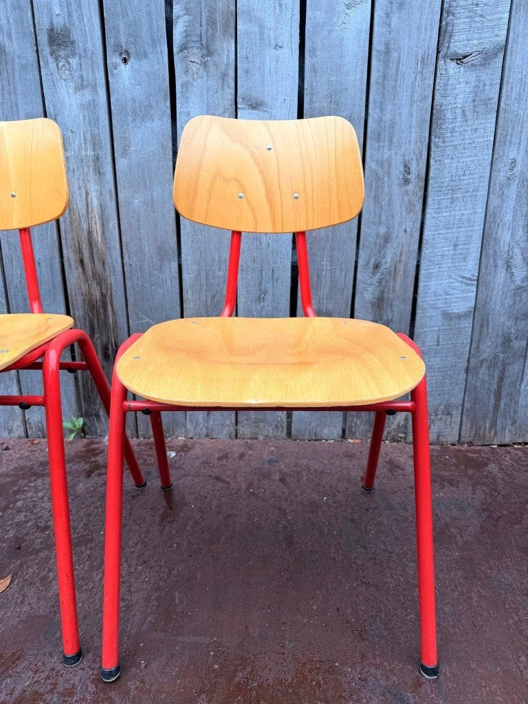 Vintage stoelen naar model van Kho Liang Ie | 70 op voorraad, Huis en Inrichting, Stoelen, Gebruikt, Vintage stapelstoelen, Ophalen of Verzenden