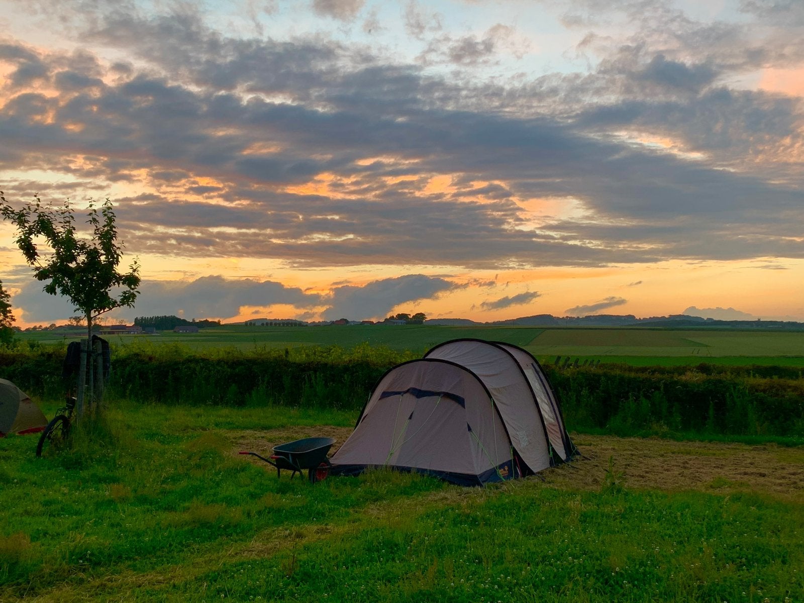 Tijdelijk gezocht plek voor tent aan de kust, Vakantie, Tuin