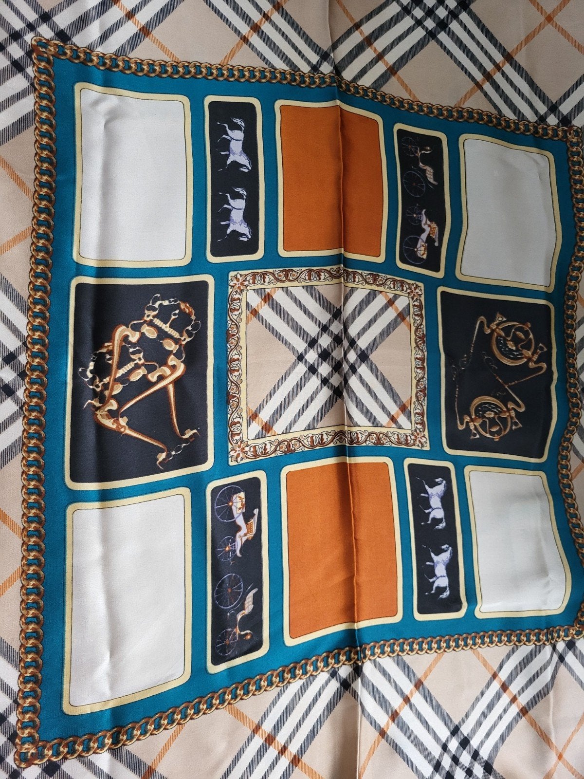 Zijden sjaal met koetsmotief, Ophalen of Verzenden, Zo goed als nieuw, Maat 46/48 (XL) of groter, Sjaal