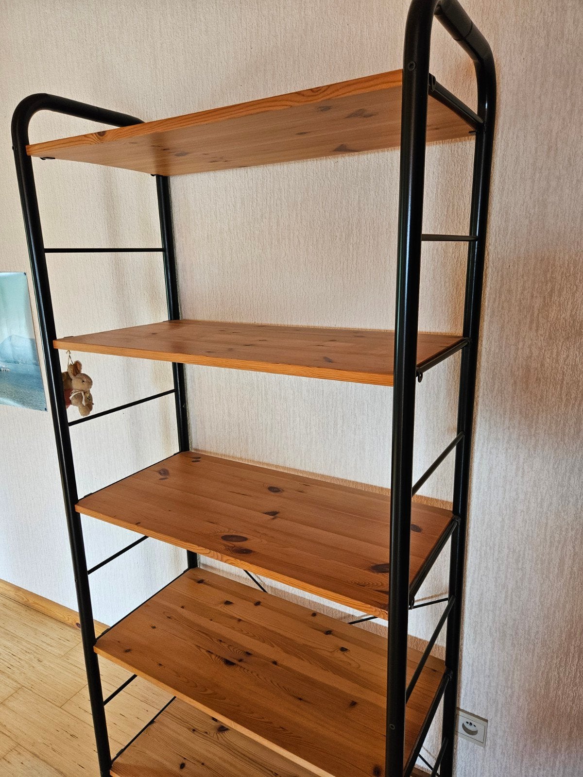 Zwarte stellingkast, Ophalen