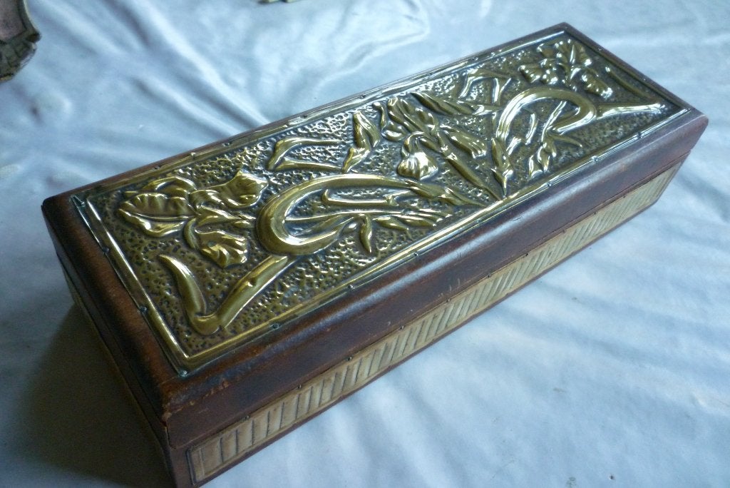 Coffret ancien Art Nouveau en bois et cuivre repoussé, Ophalen of Verzenden