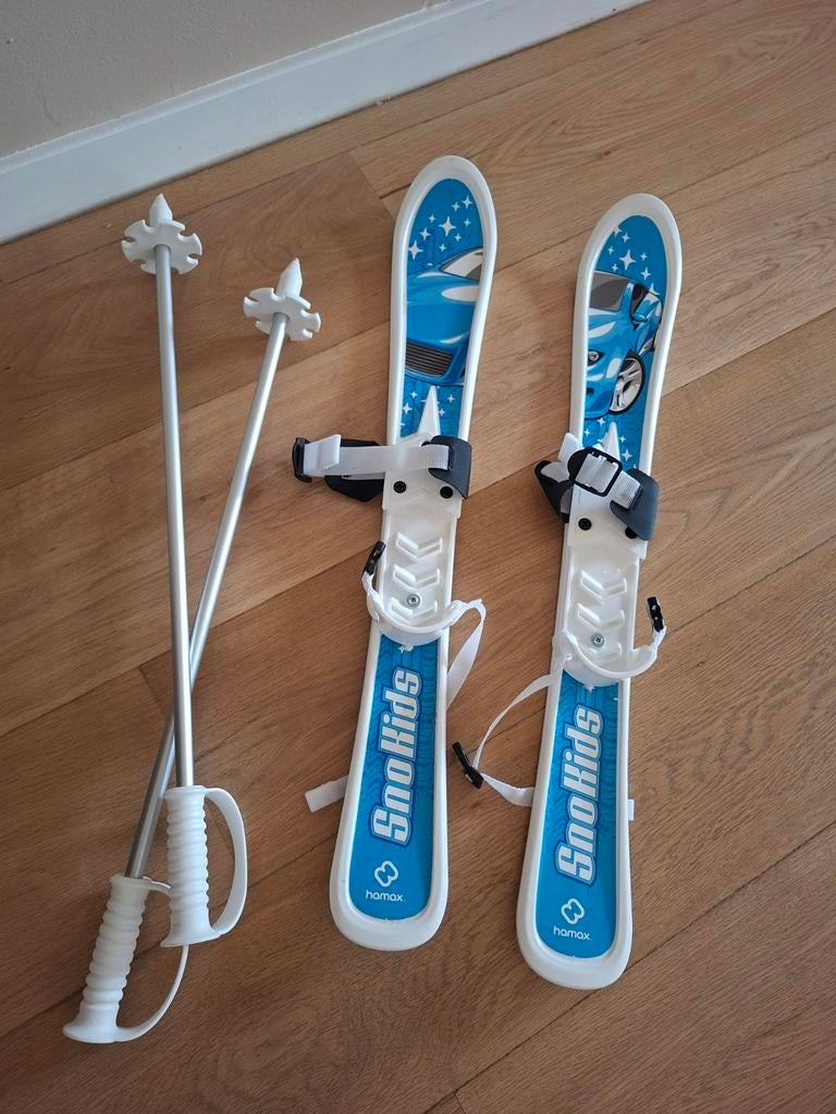 Speel ski's voor de allerkleinsten, Enlèvement, Bâtons