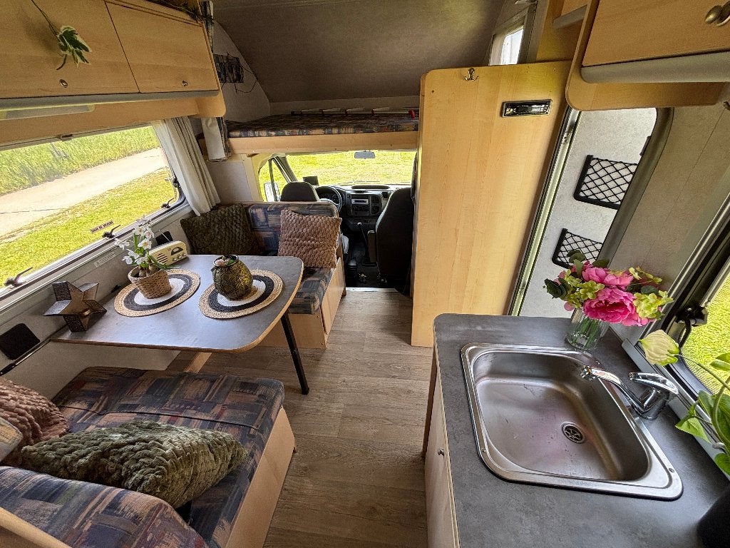 Belle Ford Transit Rimor 2.4DTCI avec seulement 92 000 km, Caravanes & Camping, Camping-cars, Extincteur, Boîte manuelle, 5 à 6 mètres