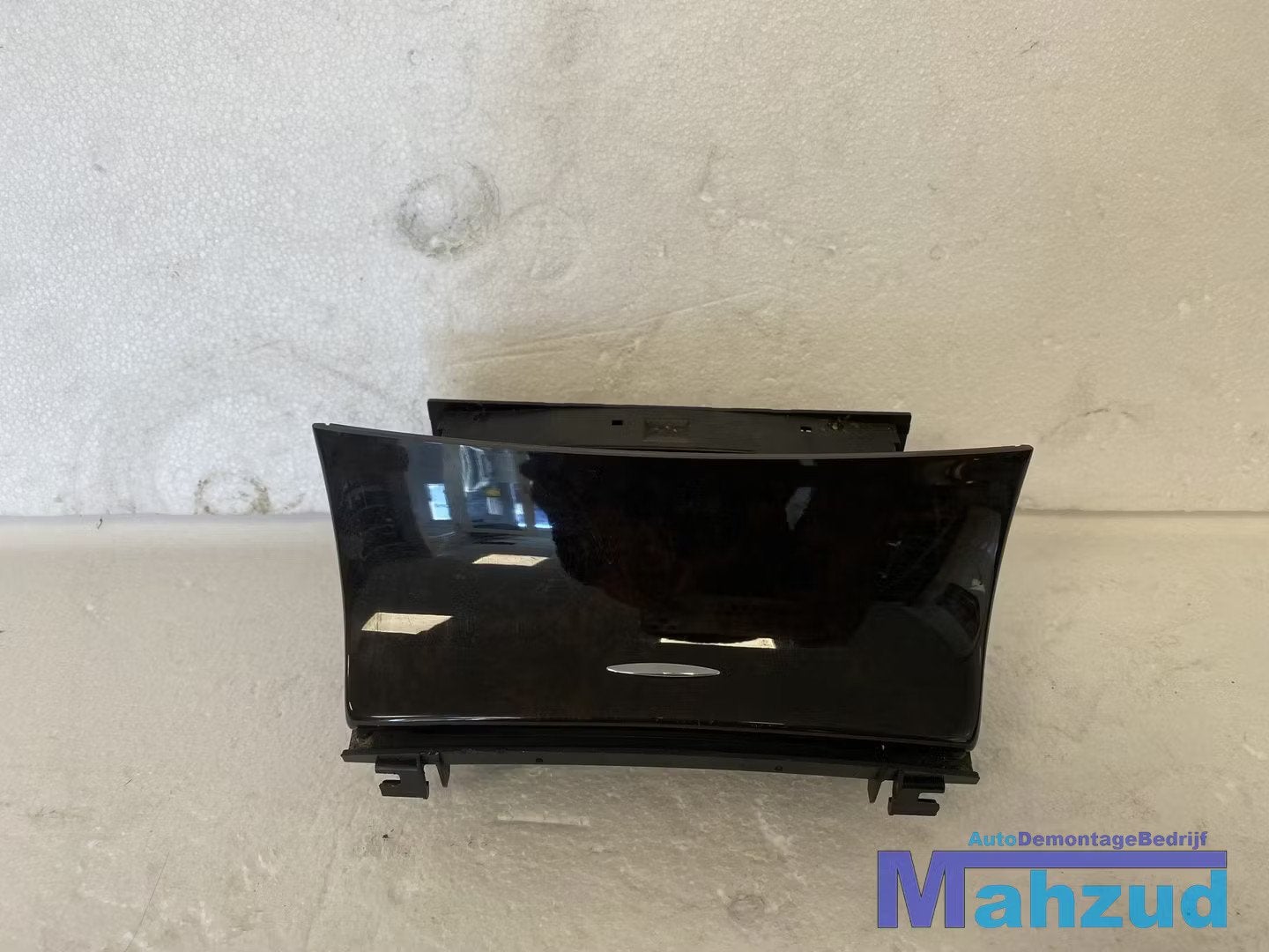 MERCEDES E KLASSE W211 S211 Asbak donker hout A2116802852, Gebruikt, Mercedes-Benz AG, Mercedes-Benz, Mercedesstrasse 120
70372  Stuttgart, DE