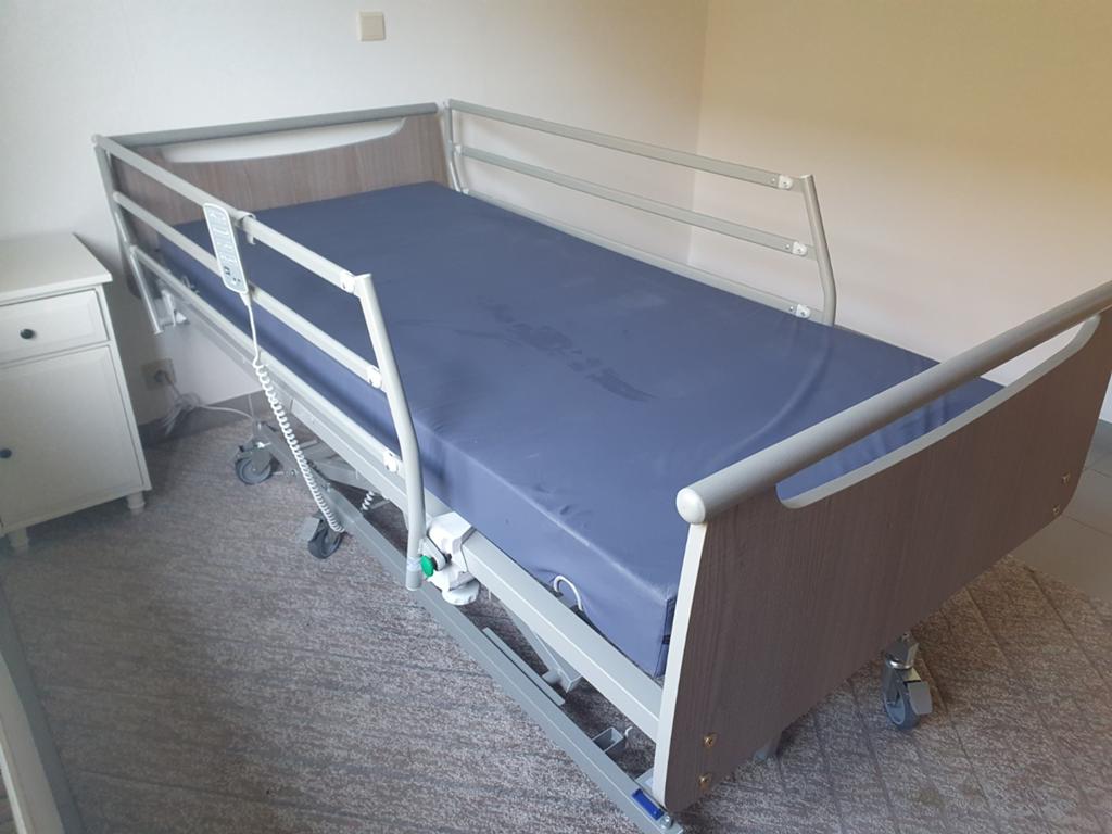 Bed voor ouderen, Ophalen