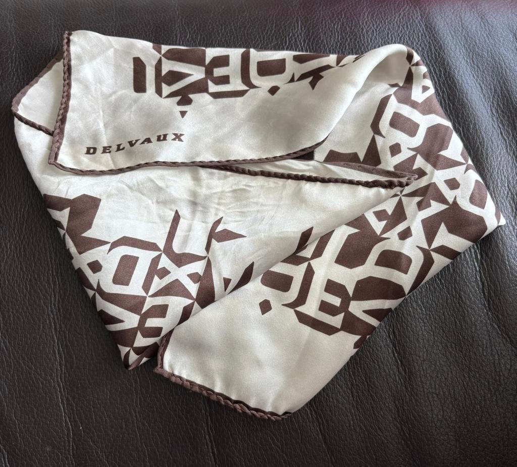 Delvaux foulard bruin, Kleding | Dames, Mutsen, Sjaals en Handschoenen, Ophalen of Verzenden, Zo goed als nieuw