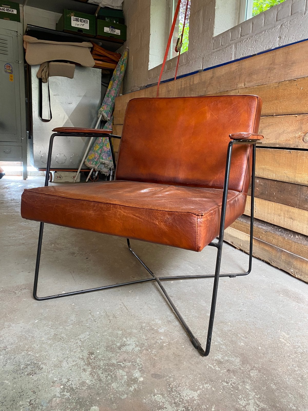 Chaise moderne en cuir véritable brun-rouge., 75 à 100 cm, Modern / industrieel, Enlèvement, Utilisé