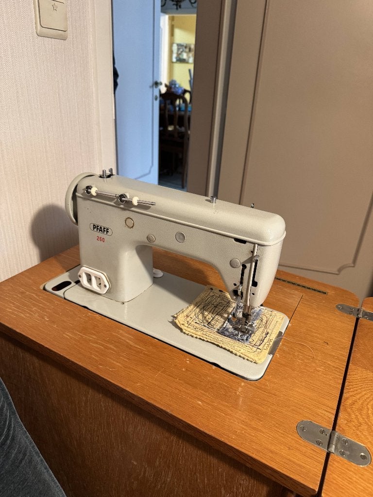 Pfaff 260 naaimachine in meubel, Hobby en Vrije tijd, Ophalen, Gebruikt, Naaimachine, Pfaff