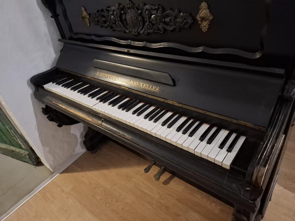 Oude piano als decoratie, Muziek en Instrumenten, Piano's, Gebruikt, Piano, Ophalen