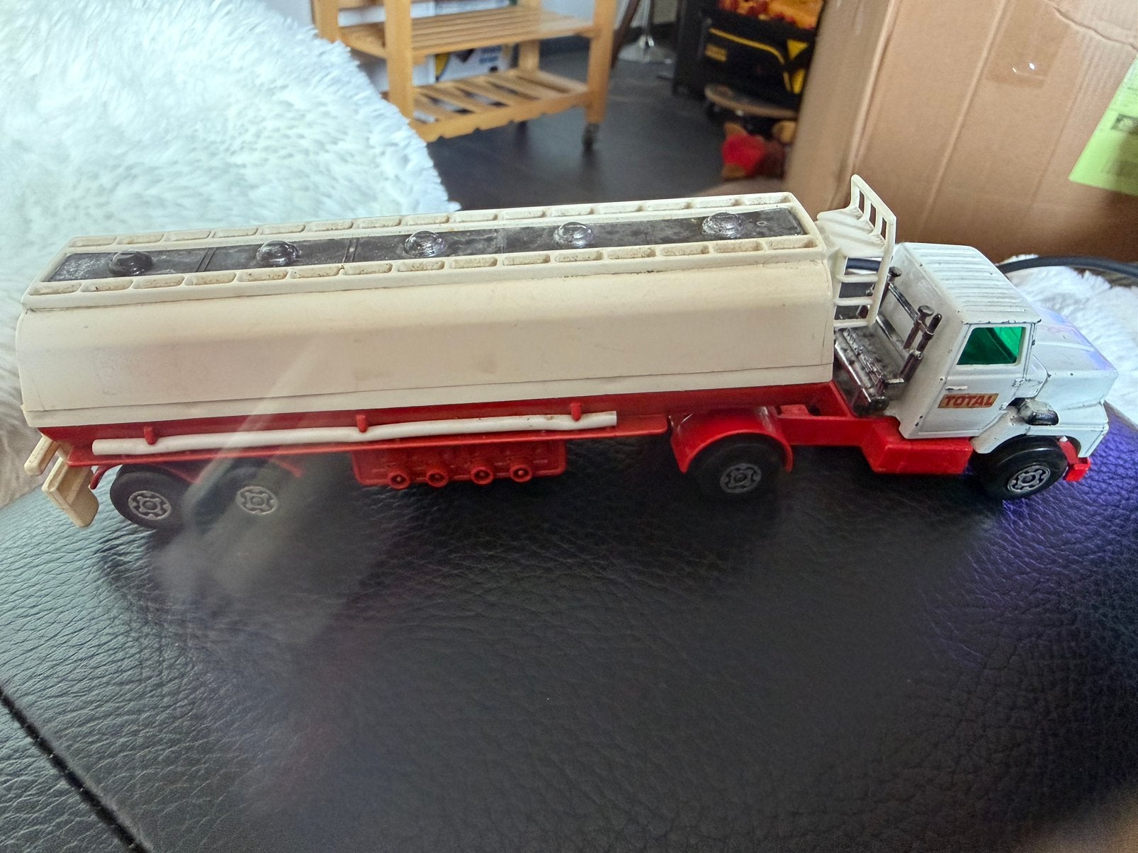 Camion Tanker TOTAL, Hobby en Vrije tijd, Modelauto's | 1:50, Ophalen of Verzenden, Gebruikt, Bus of Vrachtwagen, Matchbox