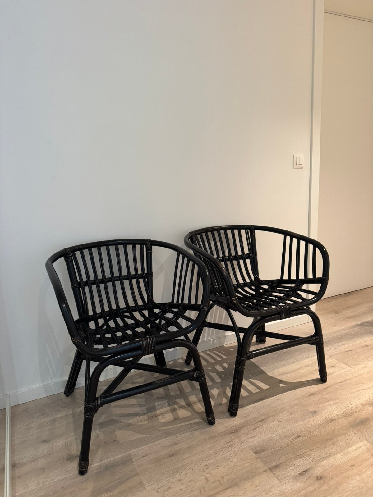 Set van 2 prachtige zwarte rotan fauteuils – €150, Maison & Meubles, Chaises, Osier ou Rotin, Boho, Comme neuf, Deux