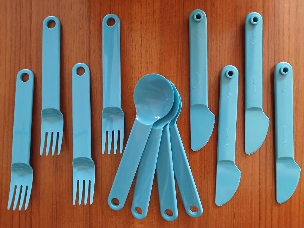 Couverts TUPPERWARE - 4 fourchettes, 4 couteaux, 4 cuillers, Maison & Meubles, Cuisine| Tupperware, Comme neuf, Autres types, Bleu
