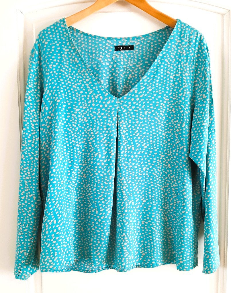 Te koop: Nieuw! Mooie turquoise/beige blouse met V-hals, L., Kleding | Dames, Ophalen, Nieuw, Maat 42/44 (L), Beige