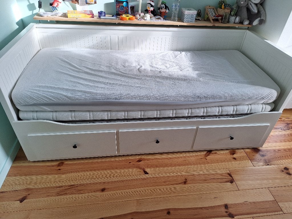 Kinderbedbank enkel of dubbel kleur wit., Ophalen, Zo goed als nieuw, Lattenbodem