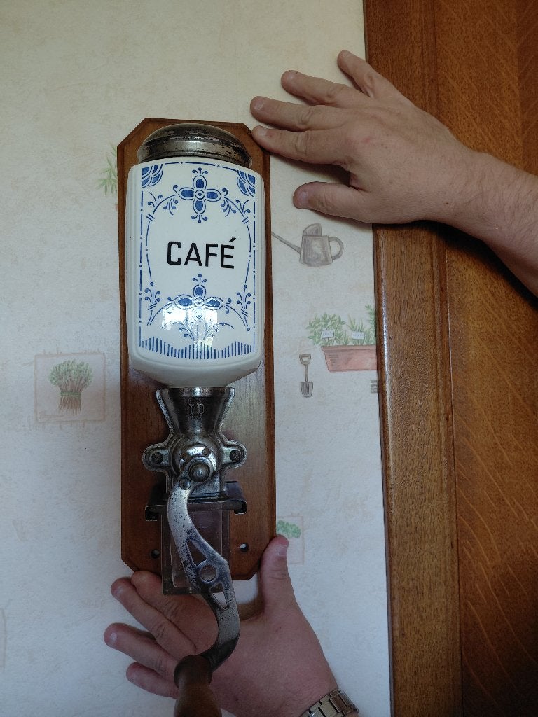 Ancien moulin à café à pendre au mur, Enlèvement