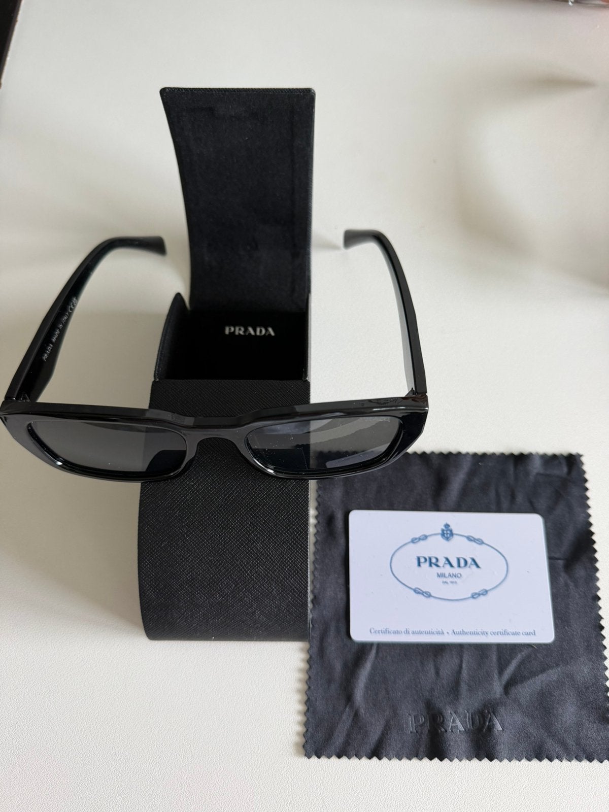 Prada 2 zonnebrillen dames, Handtassen en Accessoires, Zonnebril, Prada, Zwart, Ophalen of Verzenden