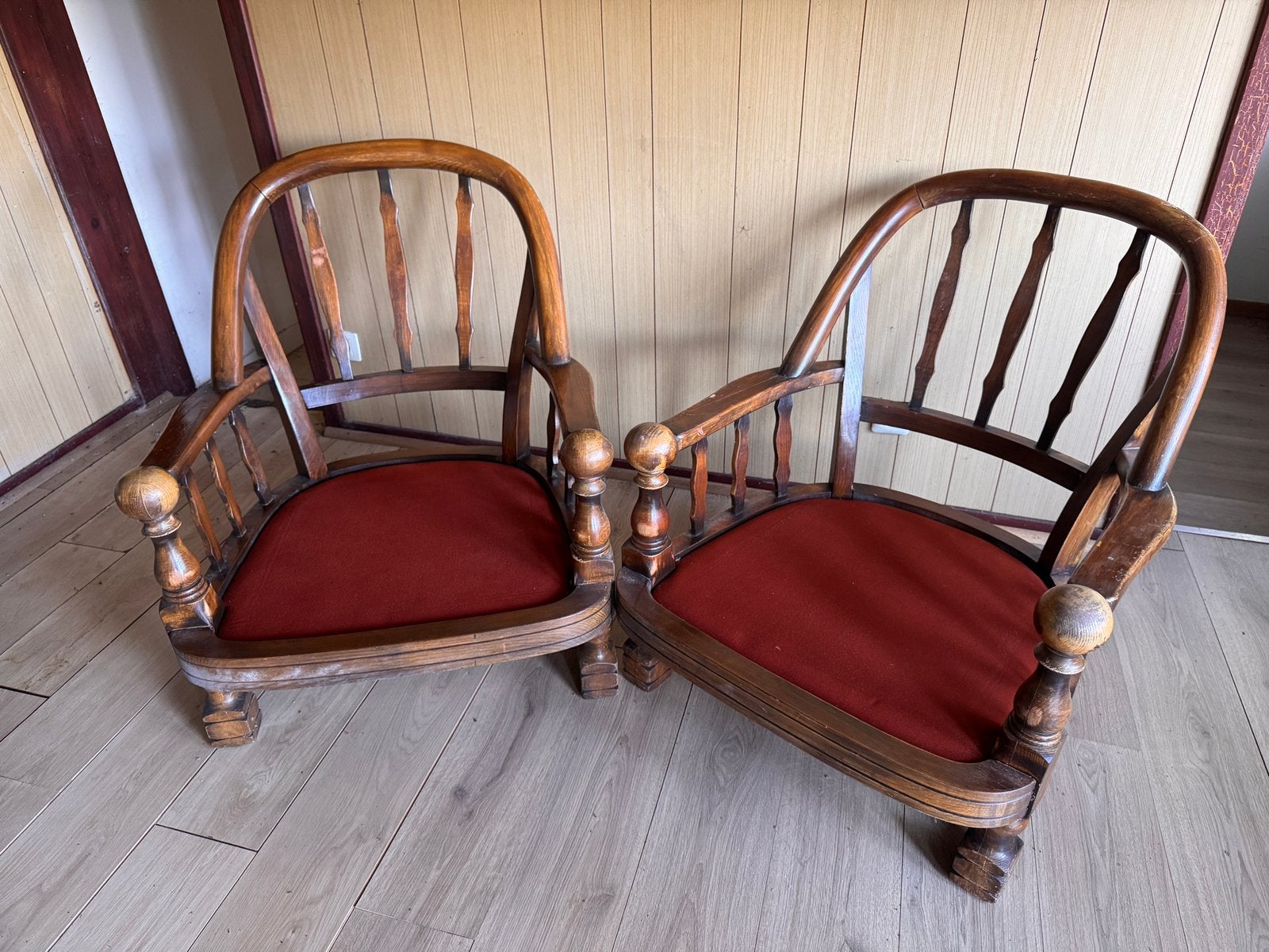 Paire de carcasse de fauteuils club en noyer, Ophalen