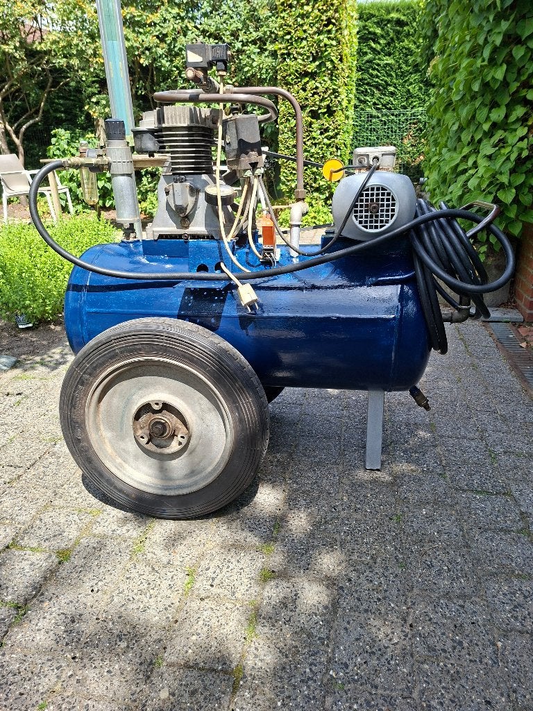 Compresseur professionnel, Bricolage & Construction, Enlèvement, 200 à 400 litres/min, Utilisé, 6 à 10 bars