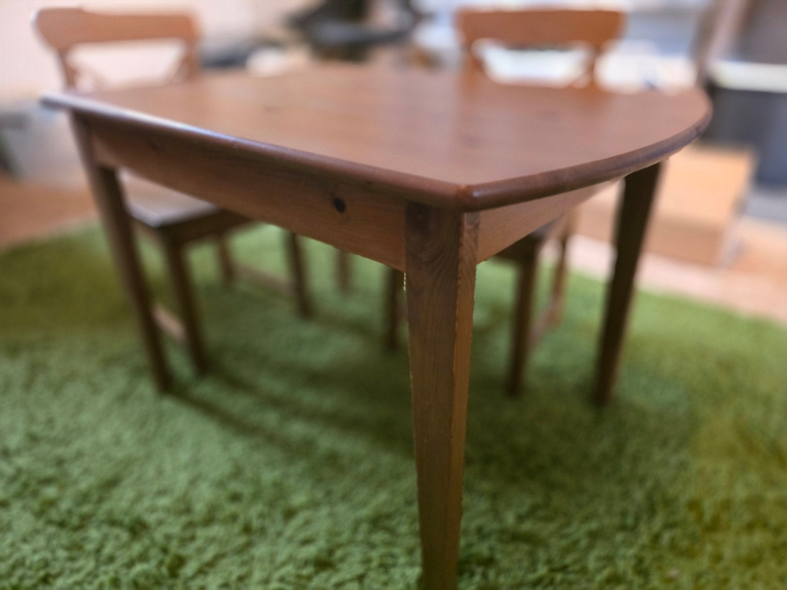 kindertafel l77xb52xh50cm met 2 stoeltjes grenen, Enfants & Bébés, Chambre d'enfant | Tables & Chaises, Enlèvement