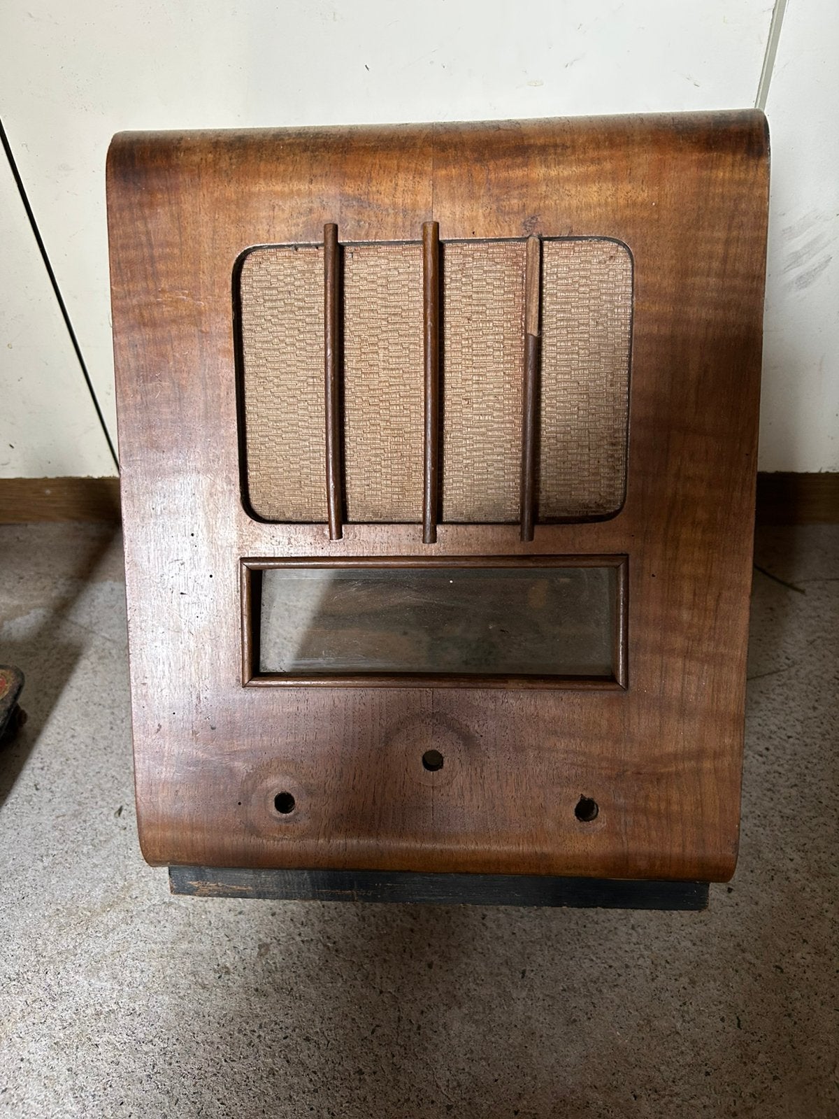 Caisson en bois de vieille radio, Enlèvement