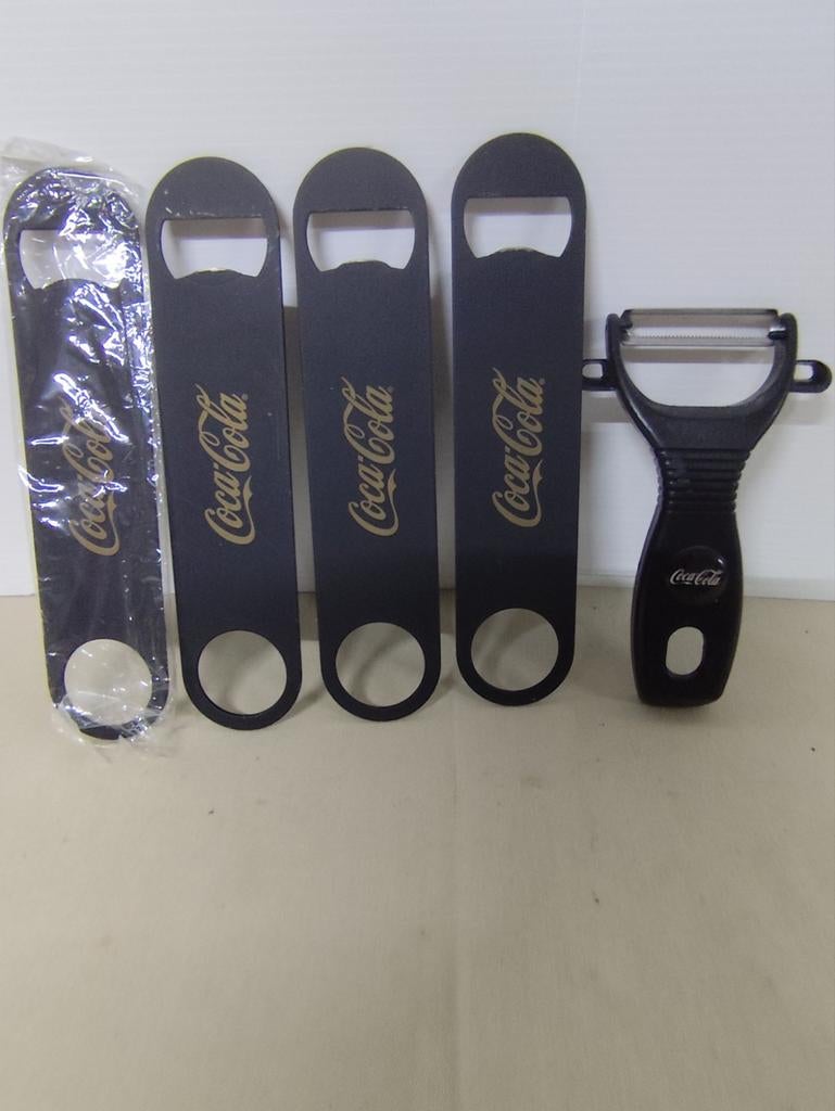 Coca Cola, flessen opener metaal. En schilmesje., Verzamelen, Ophalen