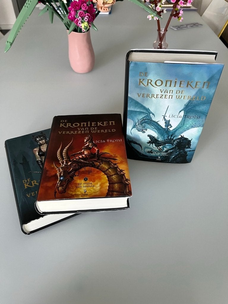 Licia Troisi - Verrezen Wereld 1-3 - hardcovertrilogie, Boeken, Ophalen of Verzenden, Gelezen, Licia Troisi