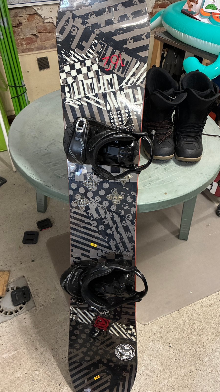 Snowboard k2 + bottes taille 42, Enlèvement, Utilisé, Planche
