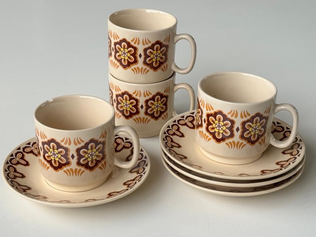 beige retro kopjes met schoteltjes, Huis en Inrichting, Keuken | Servies, Gebruikt, Ophalen of Verzenden, Overige stijlen, Kop(pen) en/of Schotel(s)