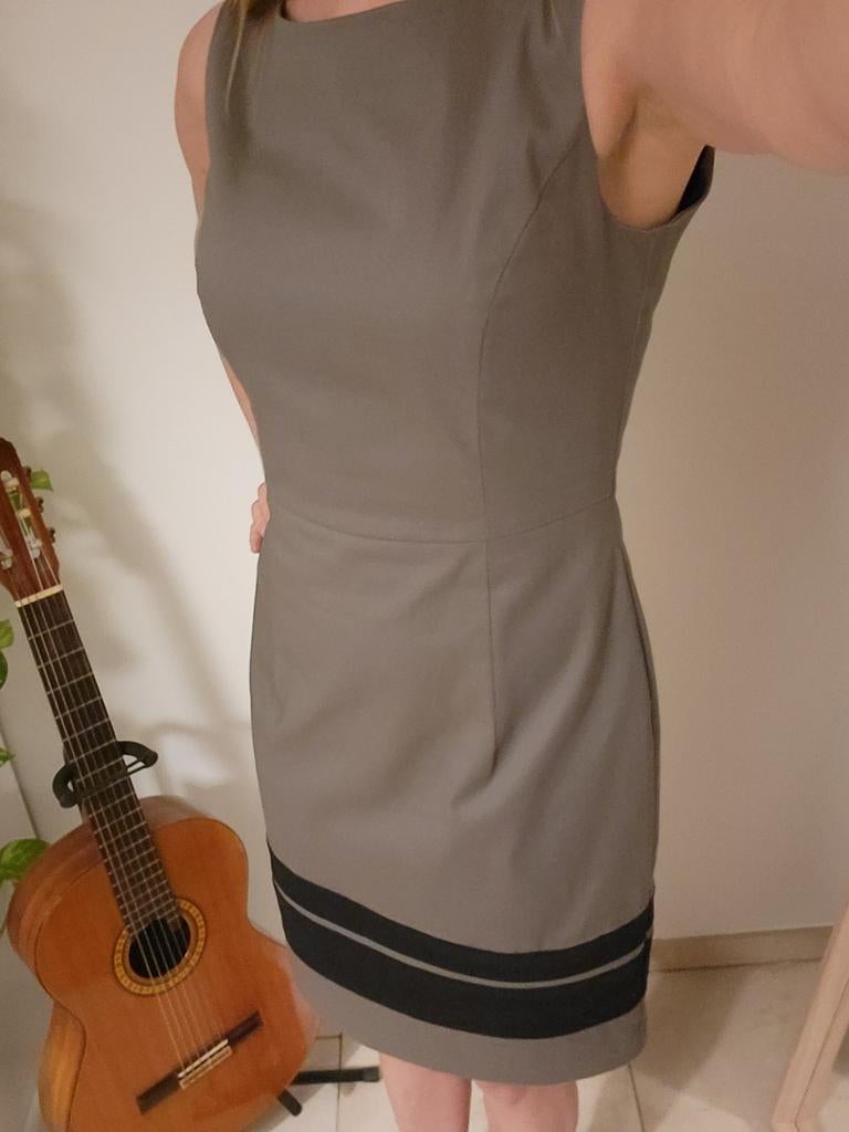 Jurk grijs/lever kleur maat 36, Kleding | Dames, Ophalen, Maat 36 (S), Grijs