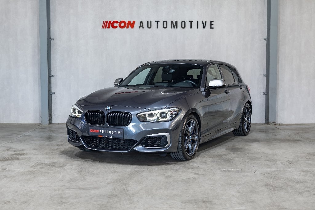 BMW 140 M140iAS X - XDRIVE | NAVPRO | HARMANKARDON | LED, Auto's, Automaat, Dealer onderhouden, 1 Reeks, Skiluik