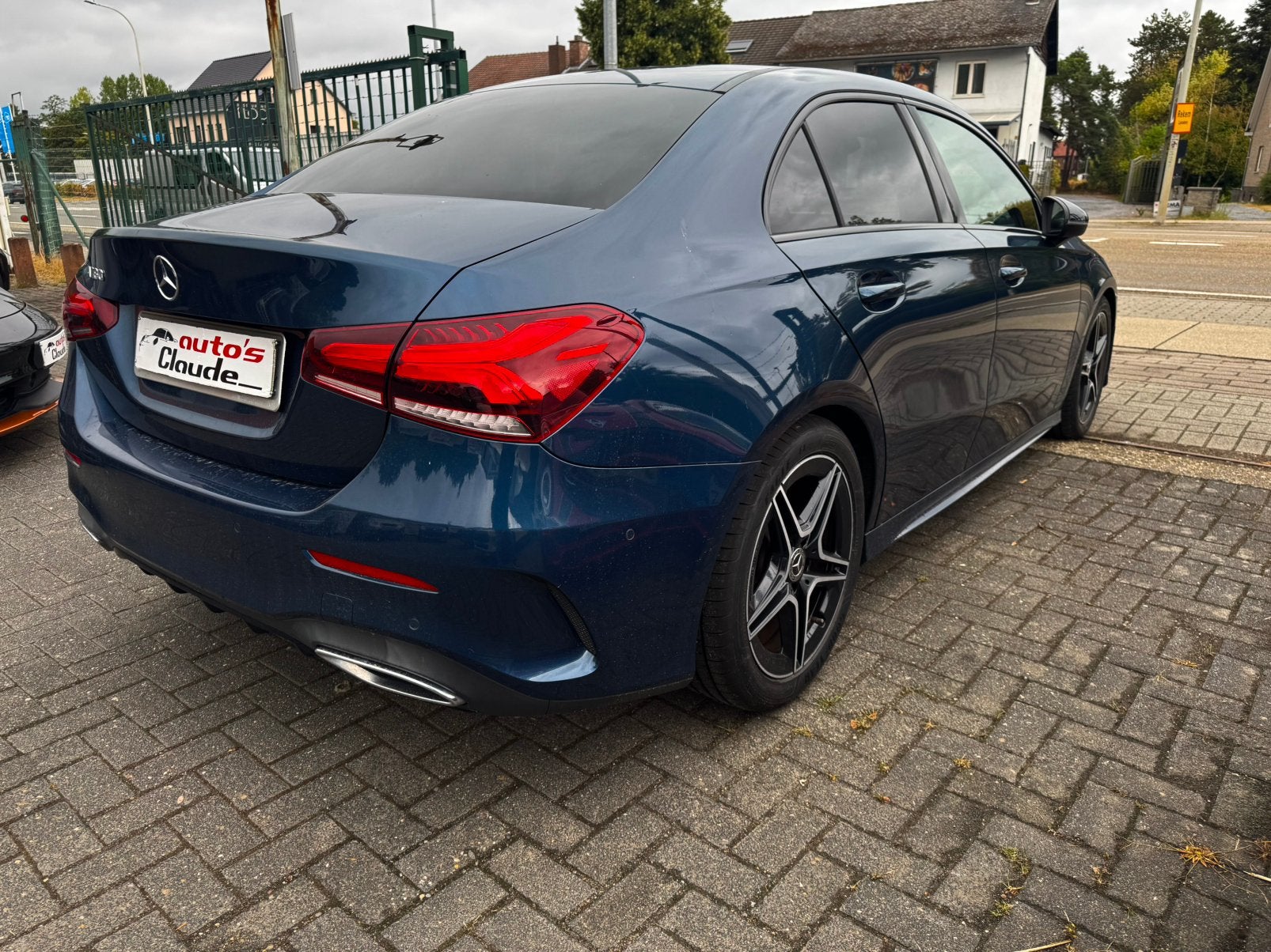 Mercedes A180 automaat benzine, Autos, Achat, Phares entièrement LED, Entreprise, Noir