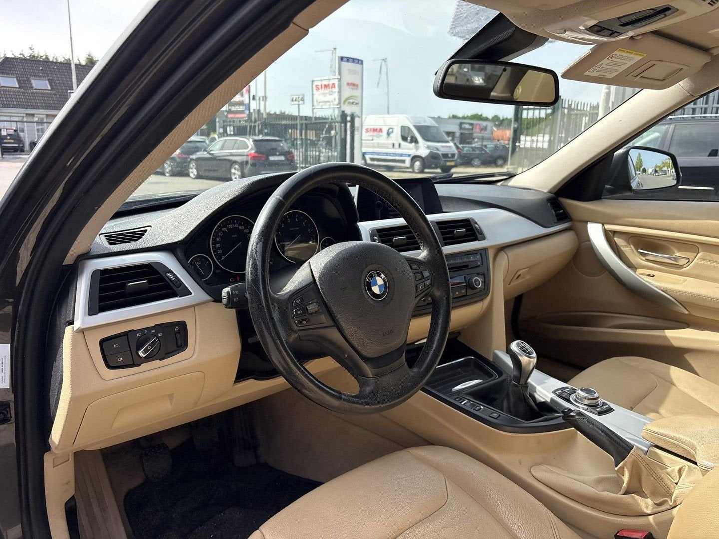 BMW 320 3-serie 320i xDrive High Executive | Leder | Pano |, Auto's, BMW, 158 g/km, Navigatiesysteem, Bruin, 3 Reeks