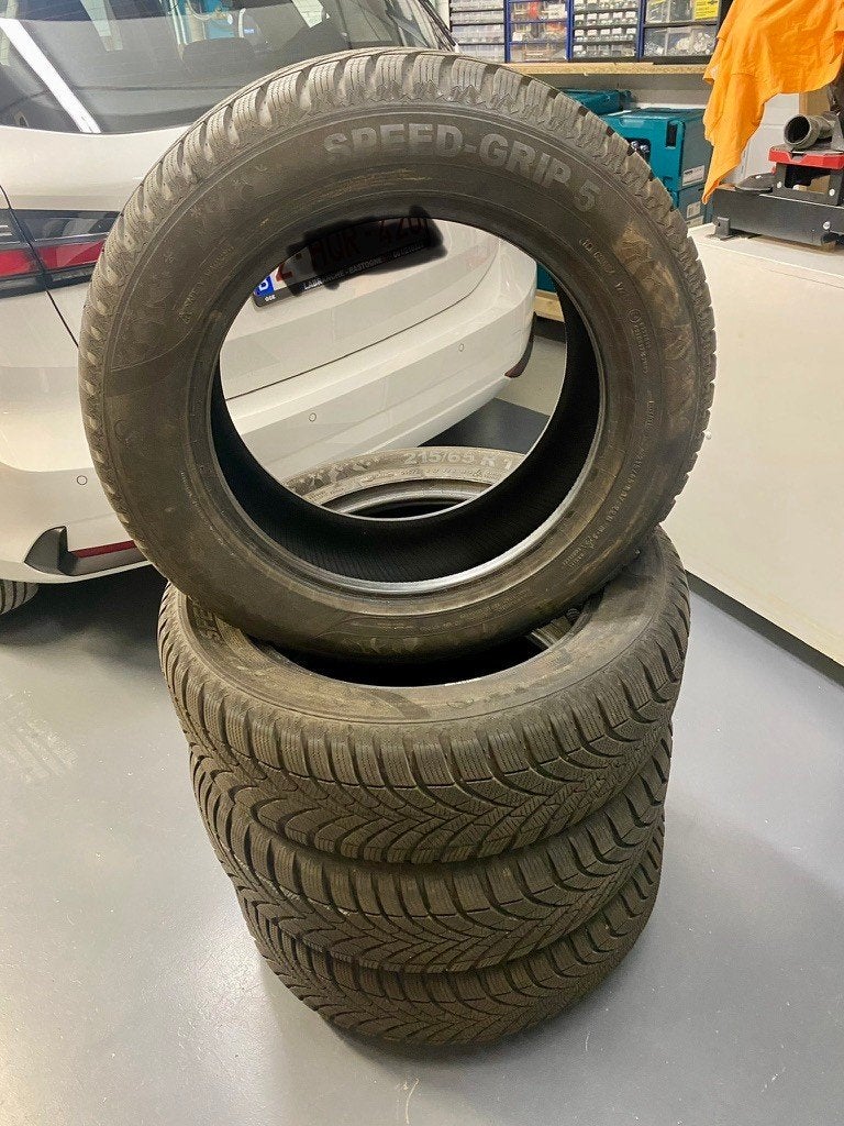 4 pneus hiver 215/65 R 17  excellente affaire, Autos : Pièces & Accessoires, Véhicule de tourisme, Enlèvement, Utilisé, Pneus hiver