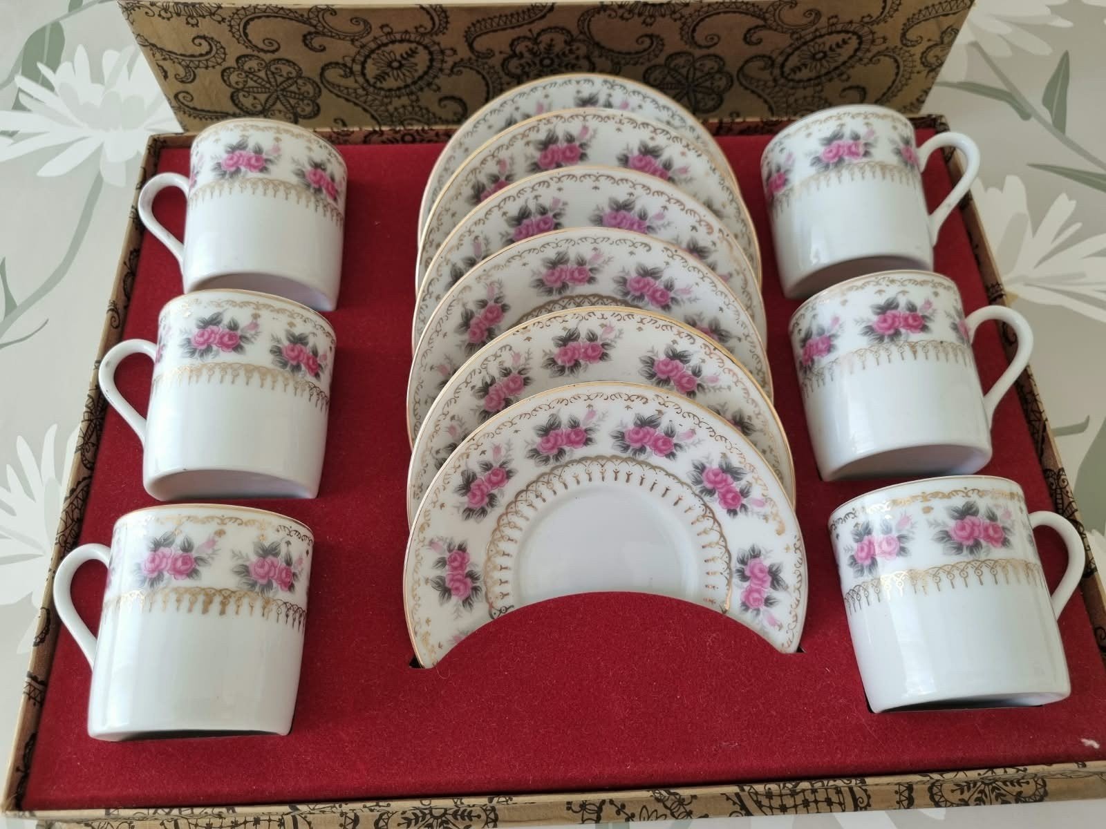 Espresso tassen met onderschaaltjes, Ophalen