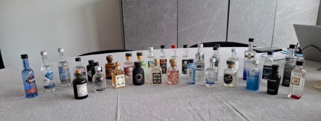 lot de 33 mignonnettes de Gin neuves et remplies, Enlèvement