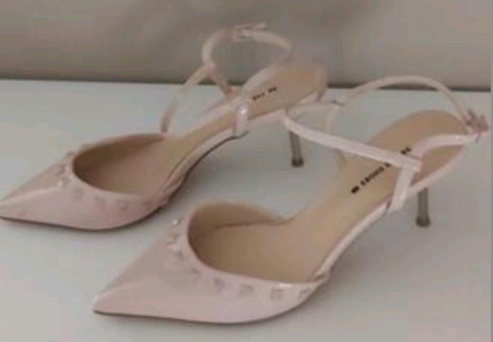 Prachtige pumps met zilveren hak 39., Ophalen of Verzenden, Zo goed als nieuw, Pumps