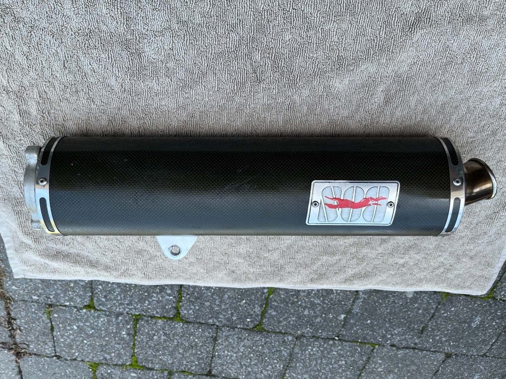 Bos uitlaat Suzuki, Enlèvement
