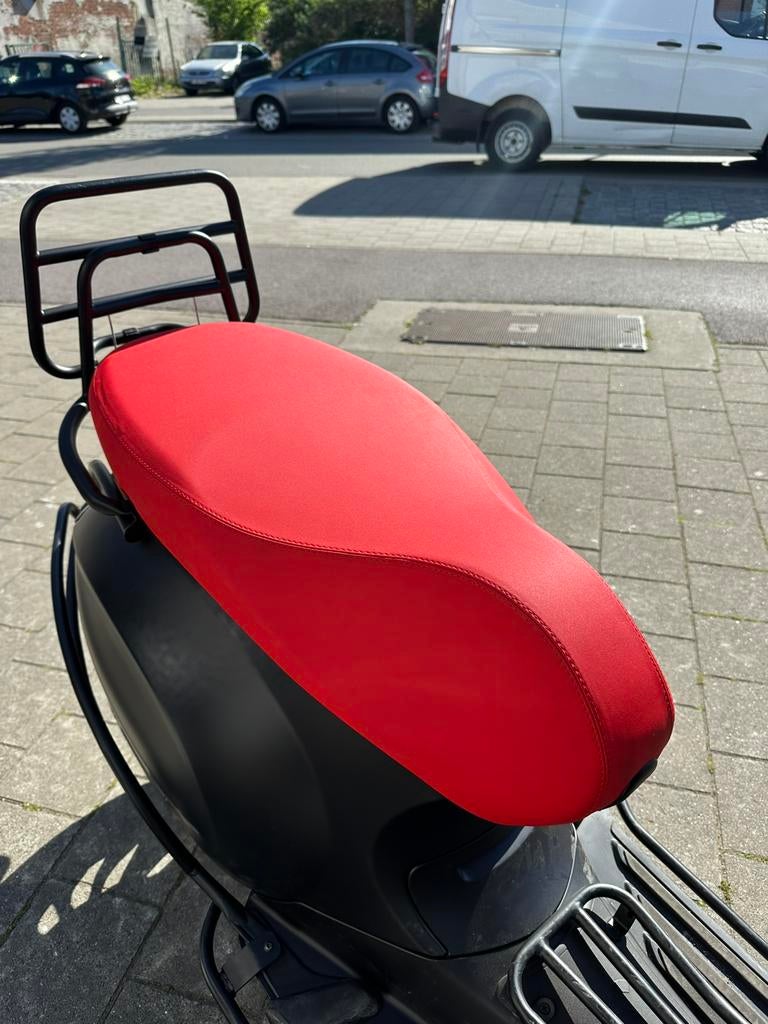 Vespa rode zadel limited edition, Fietsen en Brommers, Ophalen of Verzenden, Zo goed als nieuw