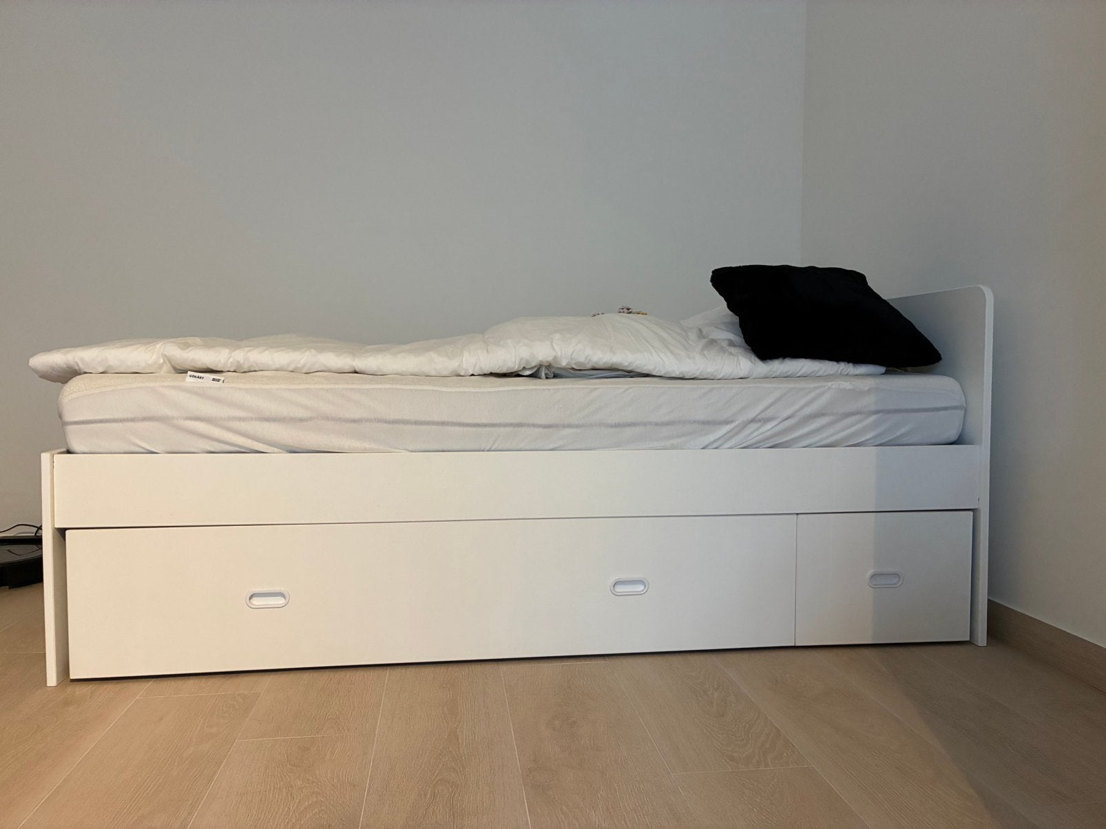 Bed met bedlade en inschuifbaar nachtkastje, Huis en Inrichting, Ophalen, Gebruikt, Eenpersoons, Wit