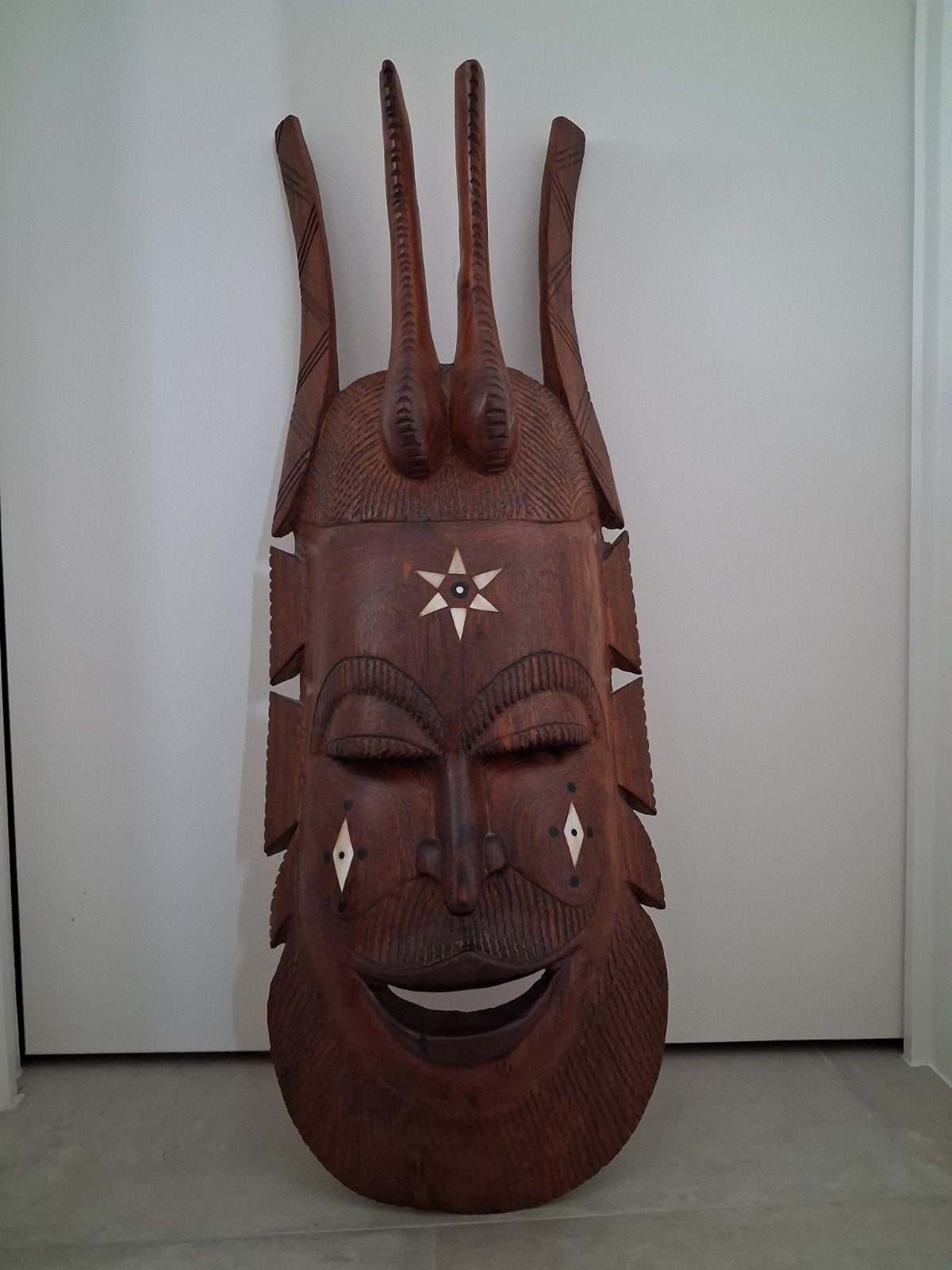 Mooi Afrikaans masker in hout met ivoor inleg, Ophalen of Verzenden, Masker, Hout