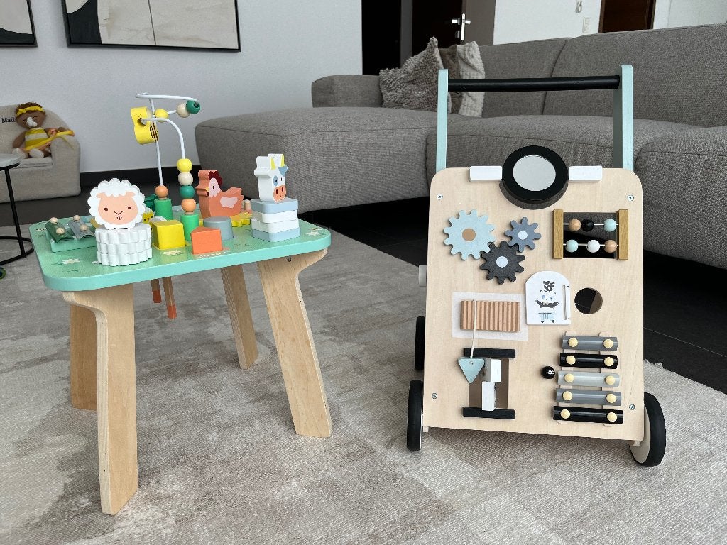 Déambulateur et table d'activités, Enlèvement, Découverte