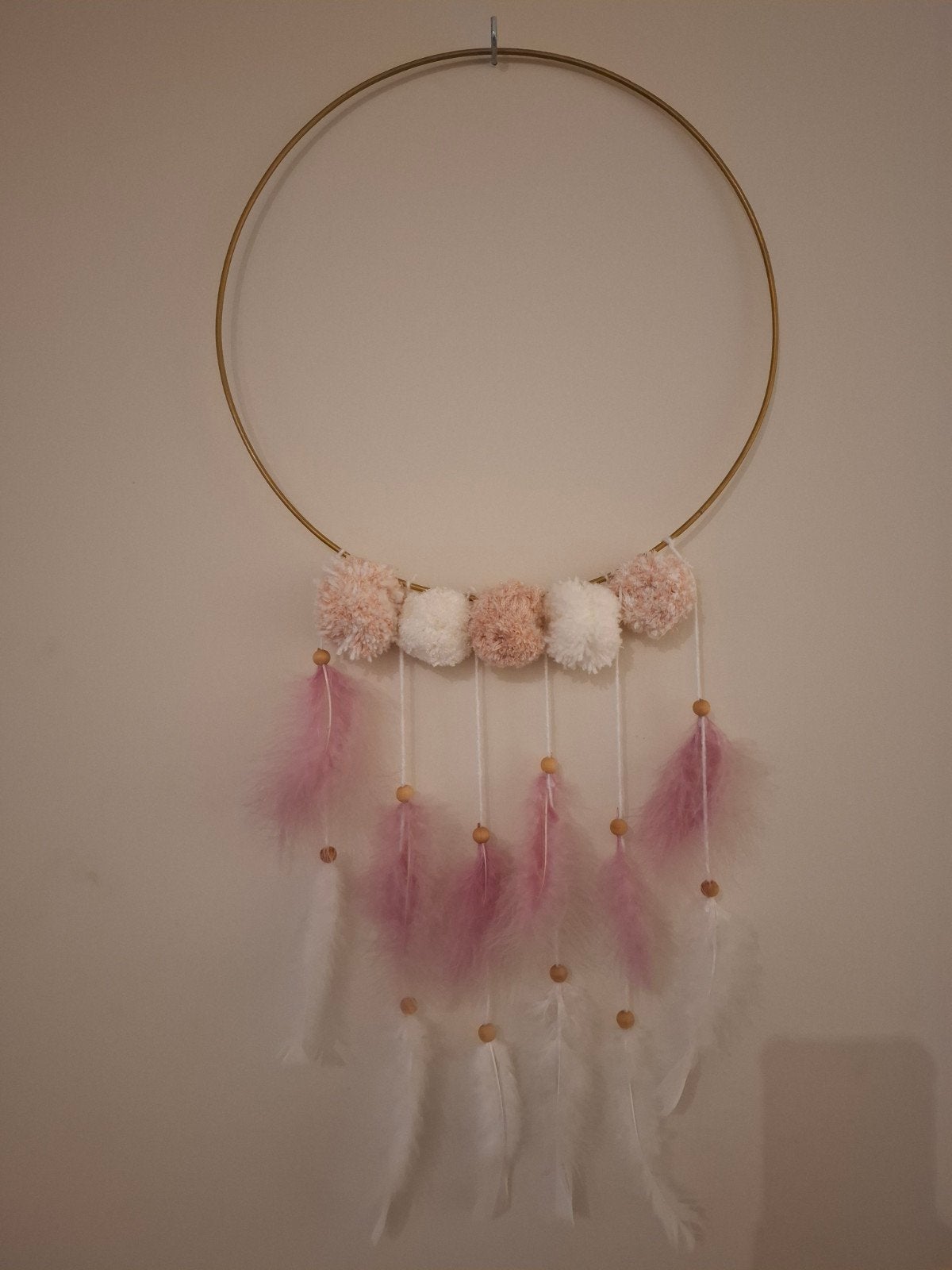 krans met pompons en pluimen, Huis en Inrichting, Woonaccessoires | Kransen, Ophalen of Verzenden, Krans