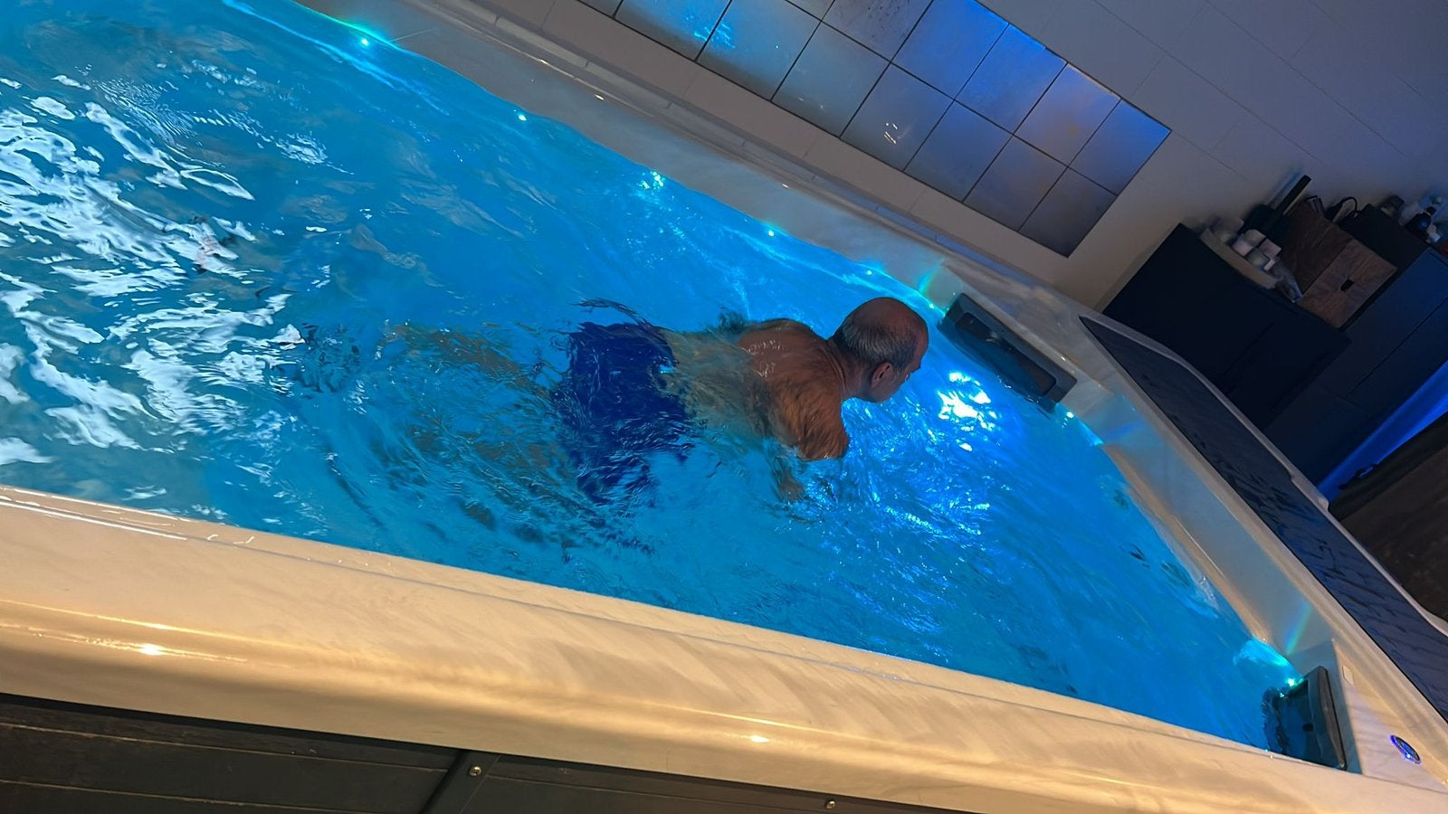 Zwembad Riptide met jet - warm water - binnin & buiten, Ophalen, Zo goed als nieuw