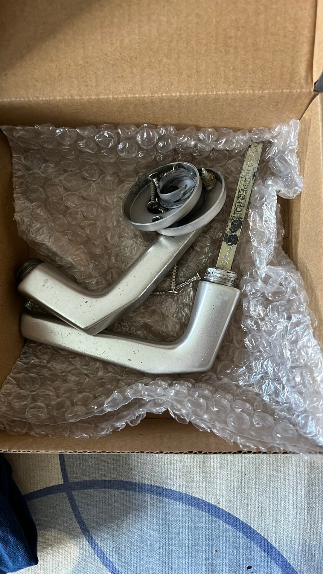 Twee deurklinken aluminiumkleur, Doe-het-zelf en Bouw, Ophalen, Gebruikt, Overige materialen, Slot