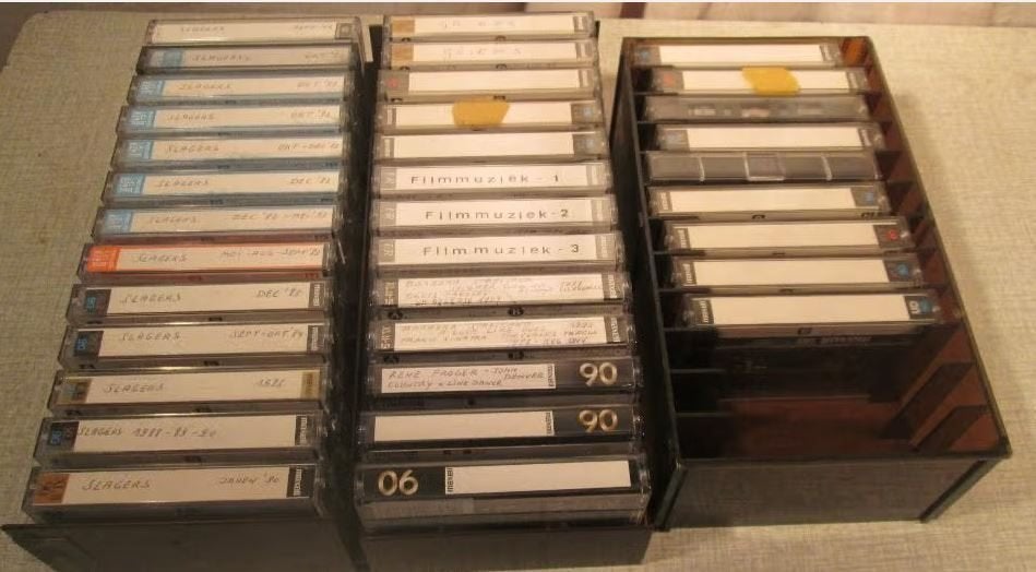 35 cassettes préécoutées - Maxell, Enlèvement ou Envoi, Comme neuf, 26 cassettes audio ou plus, Pré-enregistrées