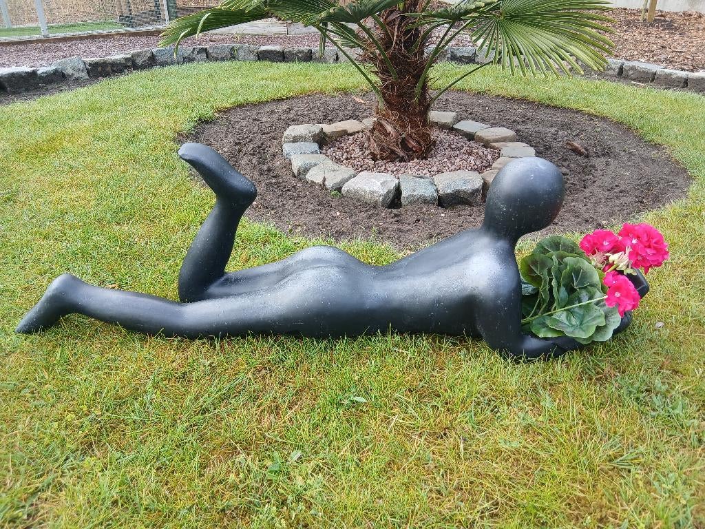 tuinbeeld ,liggende vrouw die boek leest ( gewicht 10 kilo ), Ophalen, Zo goed als nieuw, Overige materialen, Abstract beeld