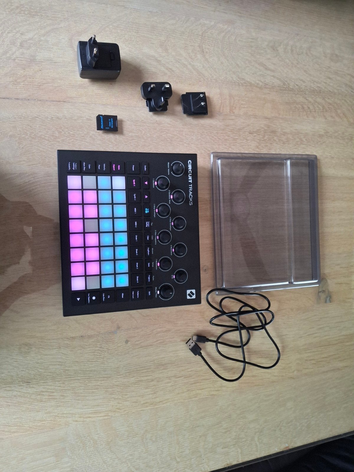 Novation Circuit Tracks + Decksaver + SD 32Go - Boîte, Muziek en Instrumenten, Midi-apparatuur, Ophalen, Zo goed als nieuw