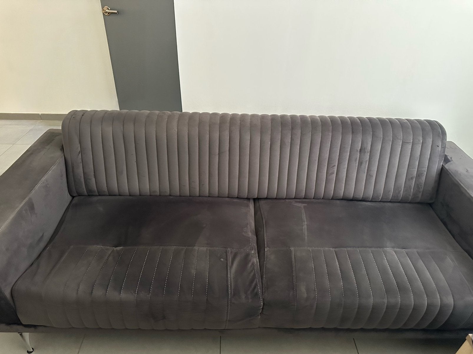 À VENDRE – 2 canapés design gris, Trois personnes, Banc droit, Comme neuf, Enlèvement