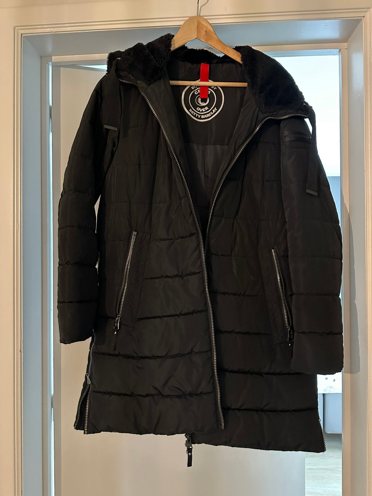 Zwarte winterjas, Ophalen of Verzenden, Zo goed als nieuw, Maat 42/44 (L), Zwart