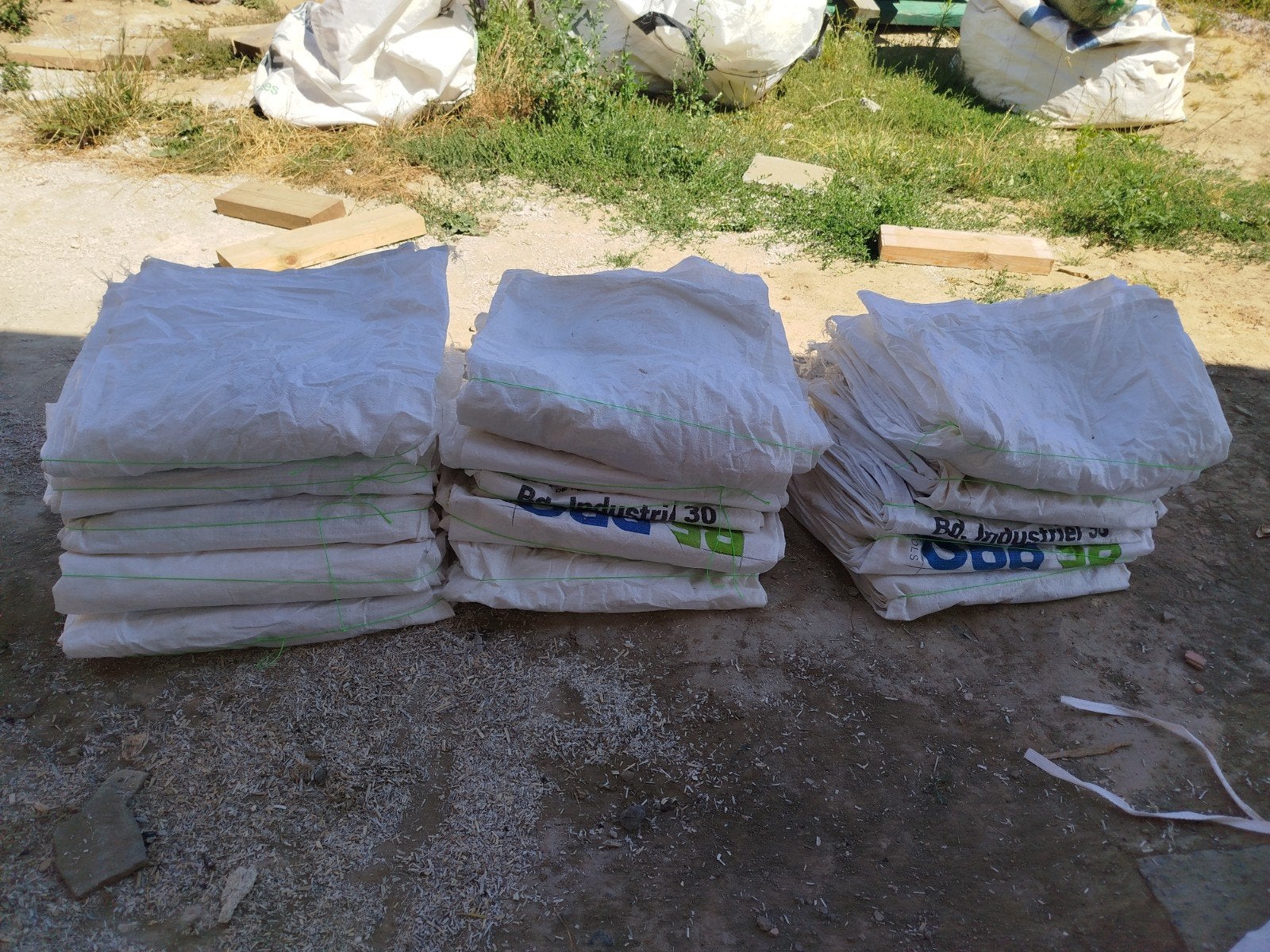 Lot de 268 sacs à gravats tissés — 200 usagés + 68 neufs emb